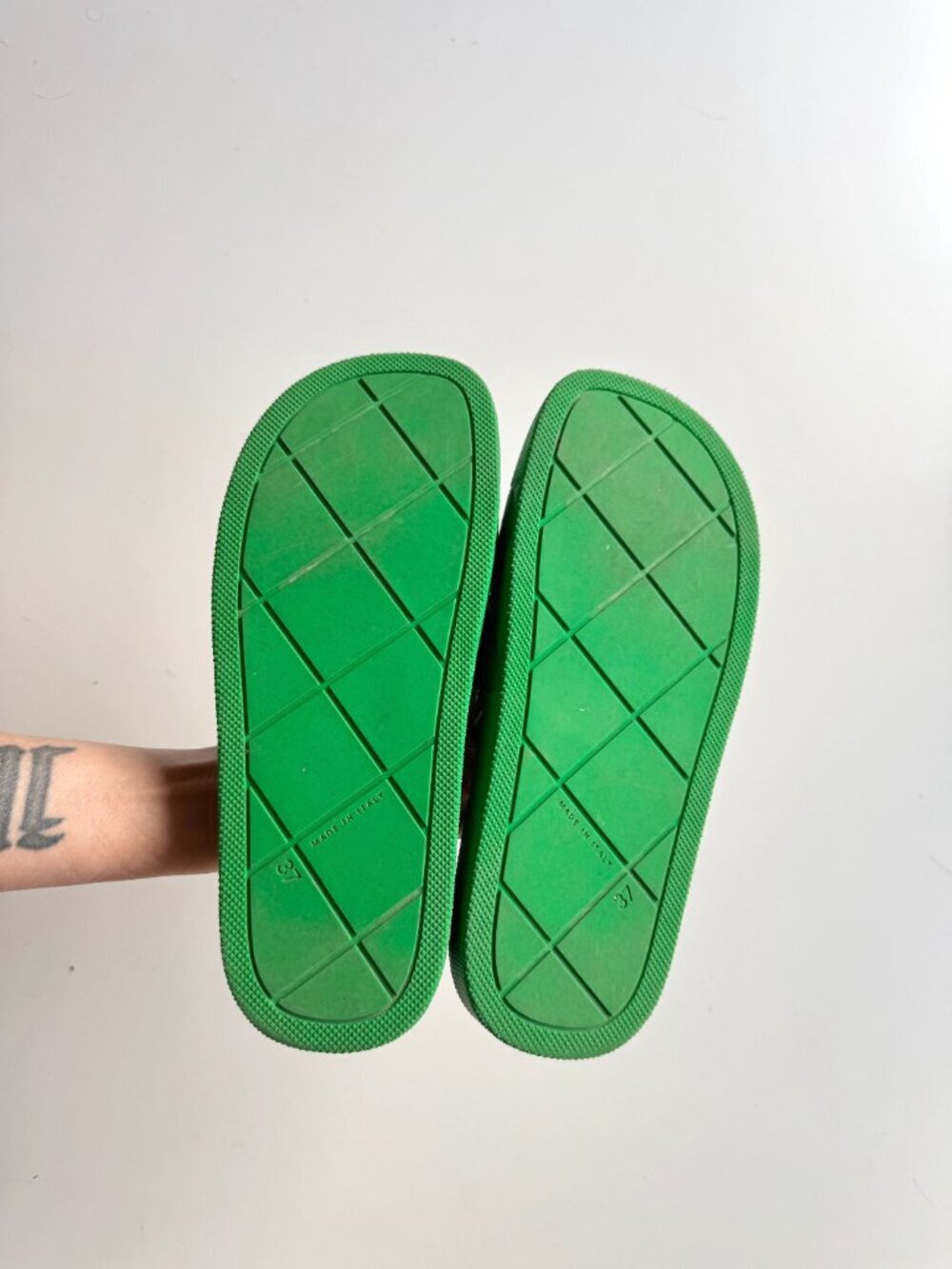 BOTTEGA VENETA Parakeet Green Rubber Intrecciato Pool Slides Sandals, Size 37 - Picture 16 of 16